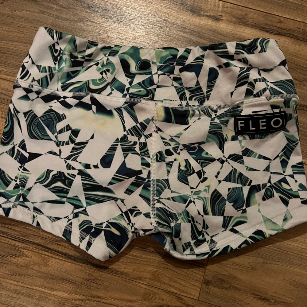 Fleo shorts GUC size small